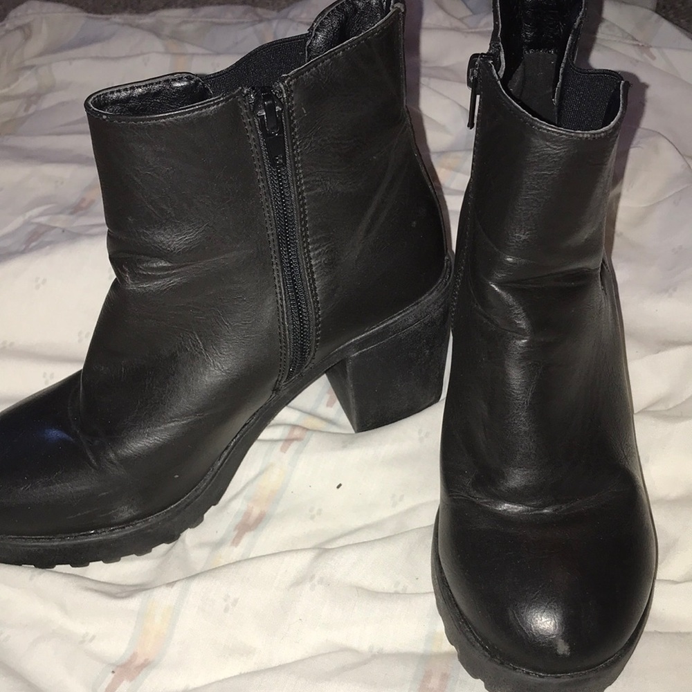 Size 6 women’s chunky block heel lug Chelsea boot